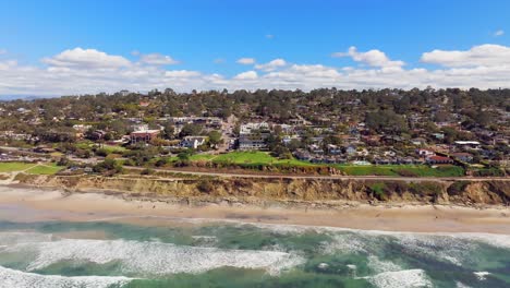 Del-Mar-Nordstrand,-Küstenklippen-Und-Häuser-Mit-Blauem-Pazifischem-Ozean-Im-San-Diego-County,-Kalifornien,-USA---Luftaufnahme