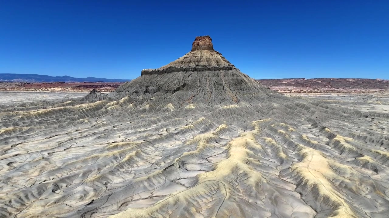 Långsam panorering uppåt i slow motion av eroderade klippådror vid Factory Butte i Utahöknen.