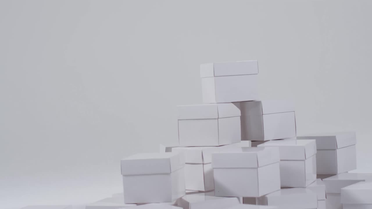 ⁇ 색 배경 위에 복사 공간이 있는  ⁇ 색 카드보드 상자의 스택의 비디오