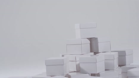 video de una pila de cajas de cartón blanco con espacio de copia sobre un fondo blanco