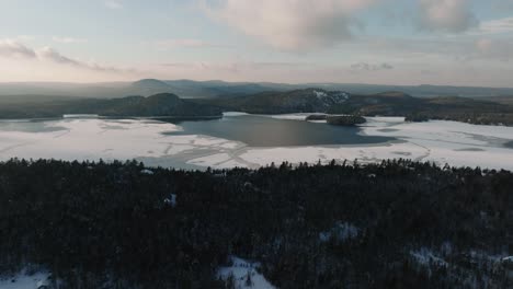 Pintoresco-Lago-Brompton-Congelado-Durante-El-Invierno-Con-árboles-Y-Colinas-Circundantes-En-Quebec,-Canadá