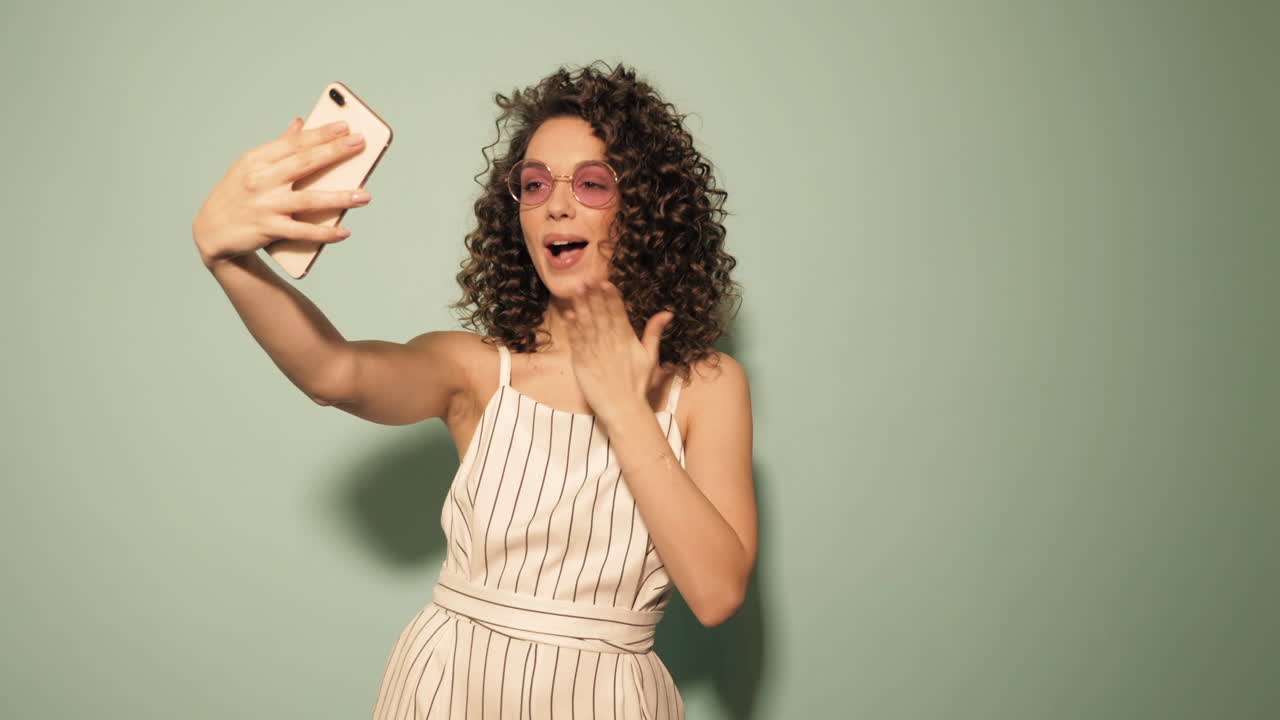Donna che si fa un selfie