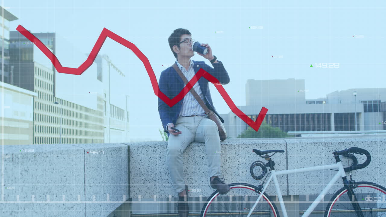 데이터 처리의 애니메이션 아시아 사업가 커피를 마시고