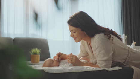 vínculo entre la madre y el bebé recién nacido