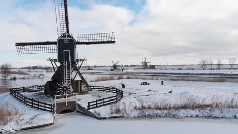 Luftaufnahmen:-Niederländische-Windmühlen-Und-Gefrorene-Kanäle-Im-Winterschnee