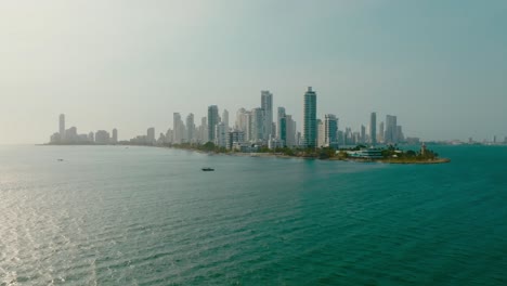 Drohnenaufnahme-Der-Stadt-Im-Meer,-Die-Näher-Kommt,-Kolumbien,-Cartagena