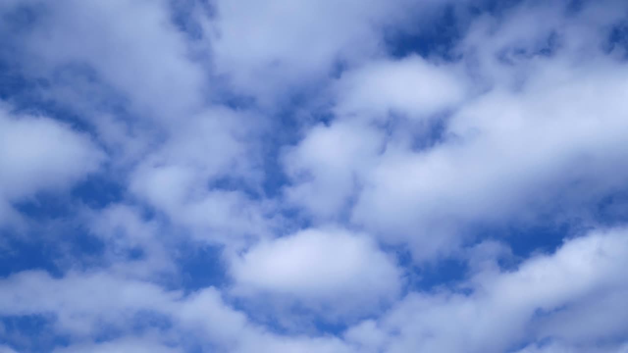 lapso de tiempo sin fisuras de nubes blancas que fluyen continuamente en bucle de derecha a izquierda en el cielo azul