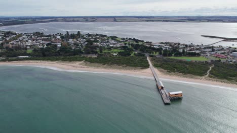 imágenes de drones ascendentes y reversos del muelle sur de queenslcliff