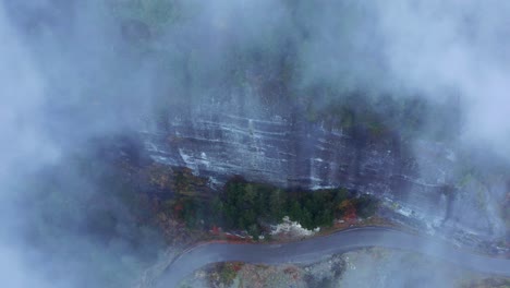 透過雲端的岩石山的空中景色