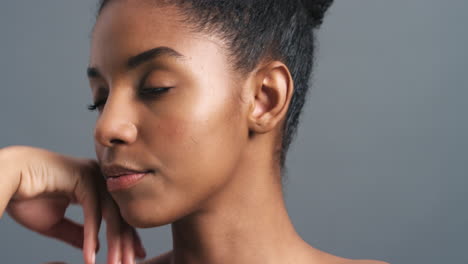 mujer negra, belleza o cuidado de la piel brillante en gris