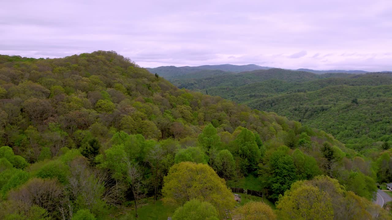 empuje lento aéreo en la cresta de la montaña blue ridge en primavera cerca de matney nc