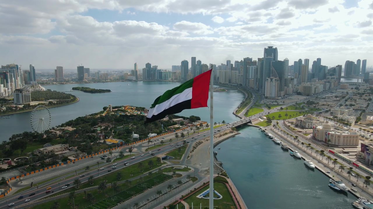 Một lá cờ UAE khổng lồ tung bay trên thành phố Sharjah, Các Tiểu vương quốc Ả Rập Thống nhất.