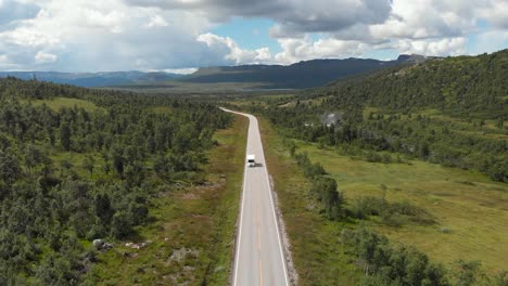 Fahrzeug-Fährt-Im-Sommer-Auf-Der-Setesdal-Straße-Im-Landkreis-Agder,-Norwegen