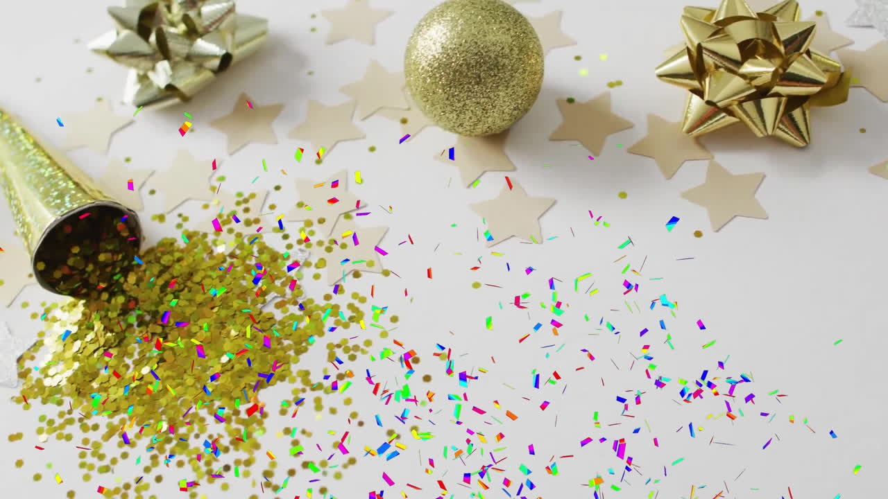 animación de confeti sobre decoraciones navideñas sobre fondo blanco