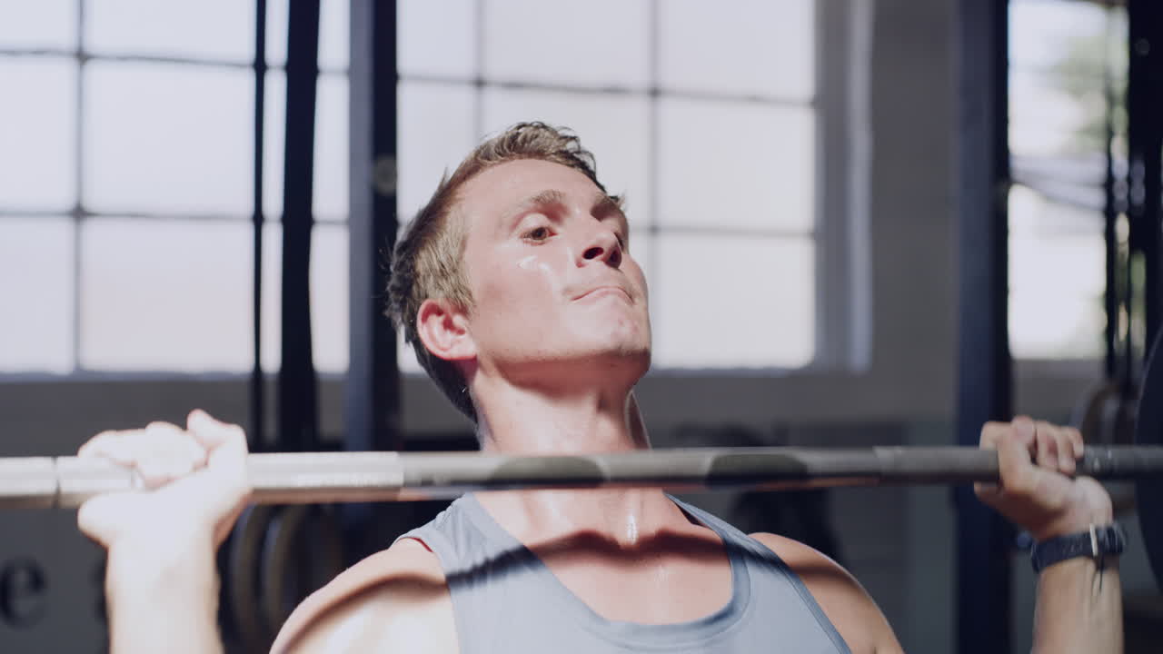 체력 관리자 가 웨이트 리프팅 운동 을 하고 있다