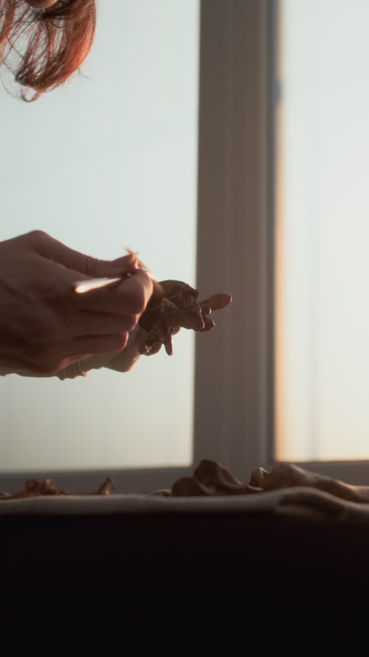 고고학자 는 화석 을 신중 히 청소 하고 복원 하고 있다