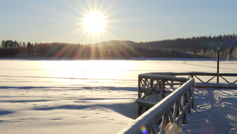 Promenade-Auf-Dem-Zugefrorenen-See-Nyborgstjarnen-An-Einem-Sonnigen-Morgen-Im-Winter