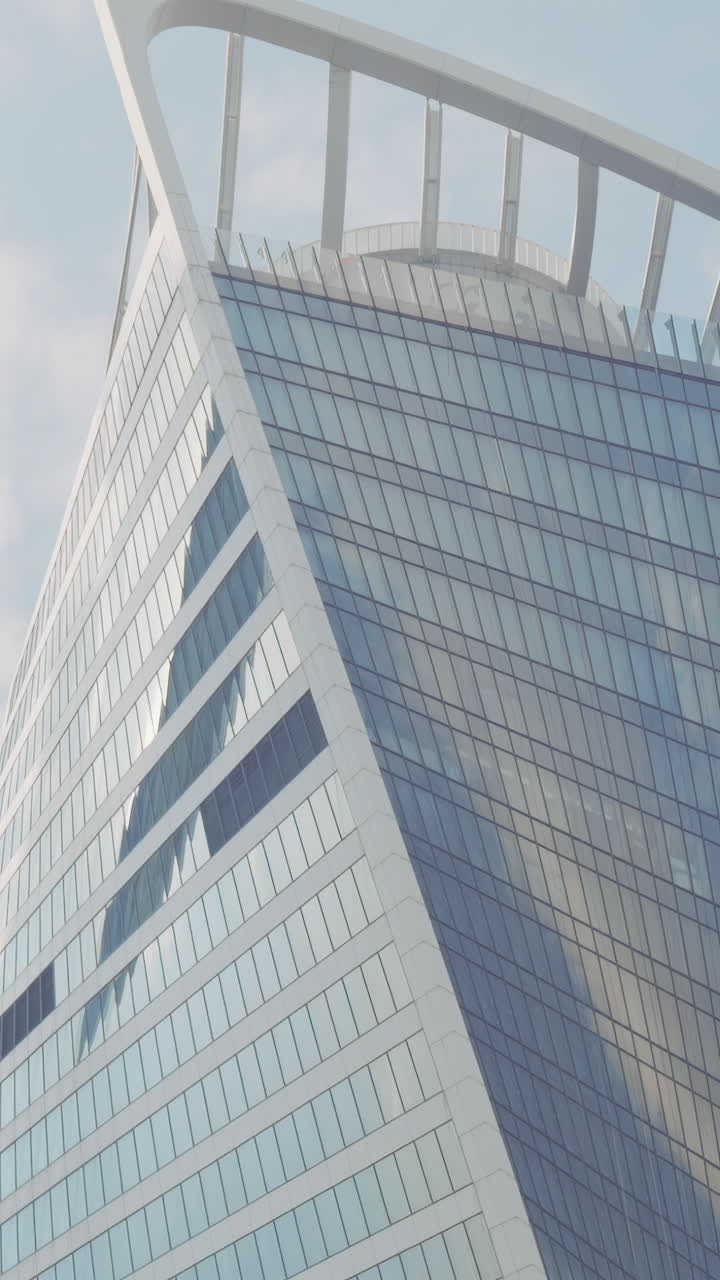 fachada de vidrio moderna de un rascacielos