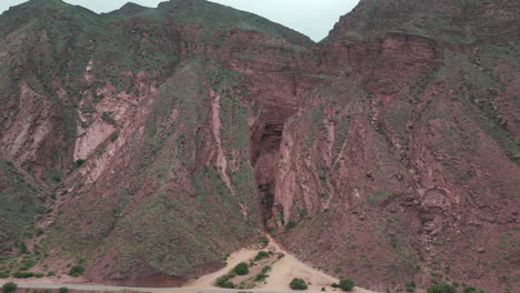 Vista-Aérea-De-La-Formación-Rocosa-Garganta-Del-Diablo,-Zona-De-Turismo-Geológico-En-Salta,-Argentina.