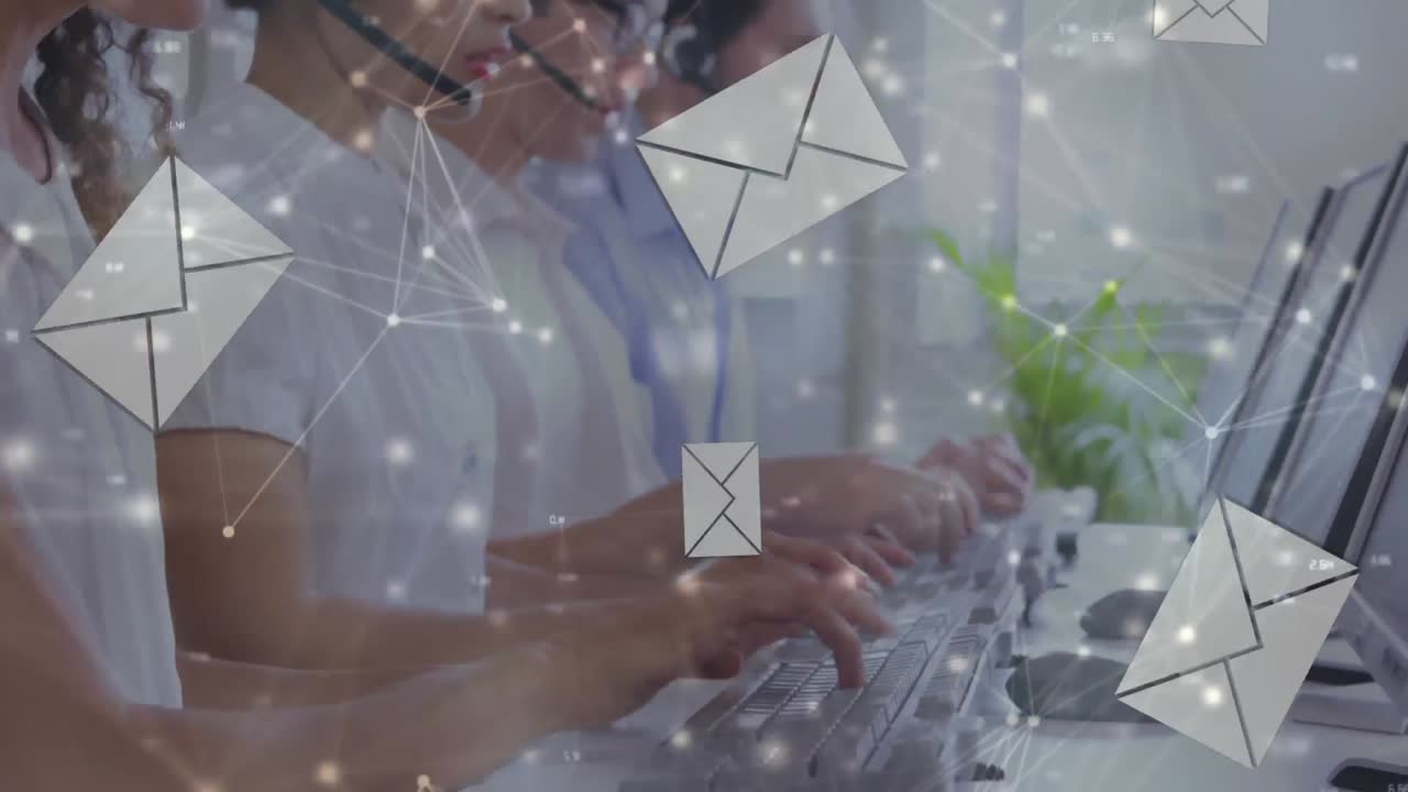Animazione di icone digitali, buste e connessioni su professionisti che usano cuffie telefoniche