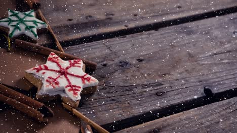 Fallender-Schnee-Mit-Weihnachtsdekorationen-Auf-Holz