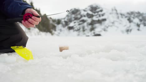 Fischer-Angeln-In-Einem-Eisloch---Nahaufnahme