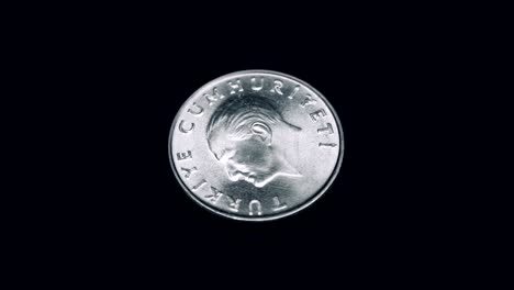 moneda turca de 10 liras de lanzamiento de 1987 gira sobre un fondo negro. macro. primer plano