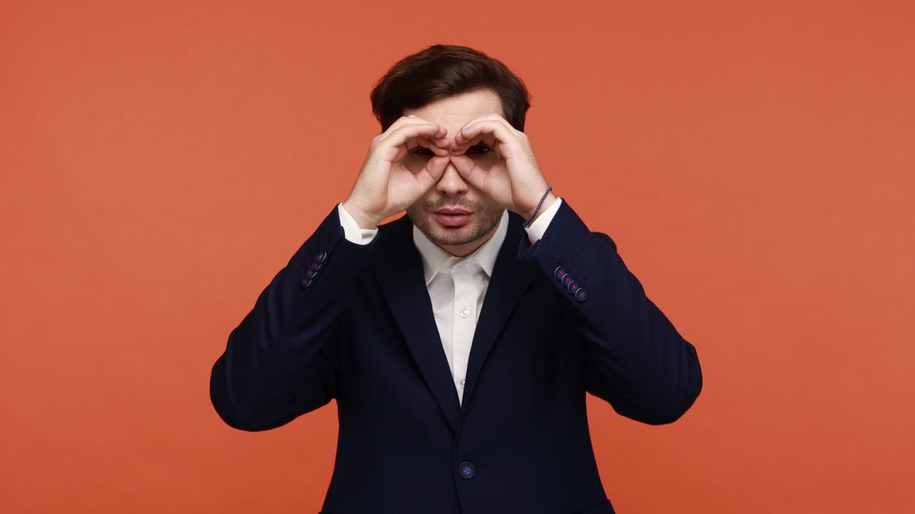 안경 으로 보는 척 하는 사람 은 당황 을 표명 한다