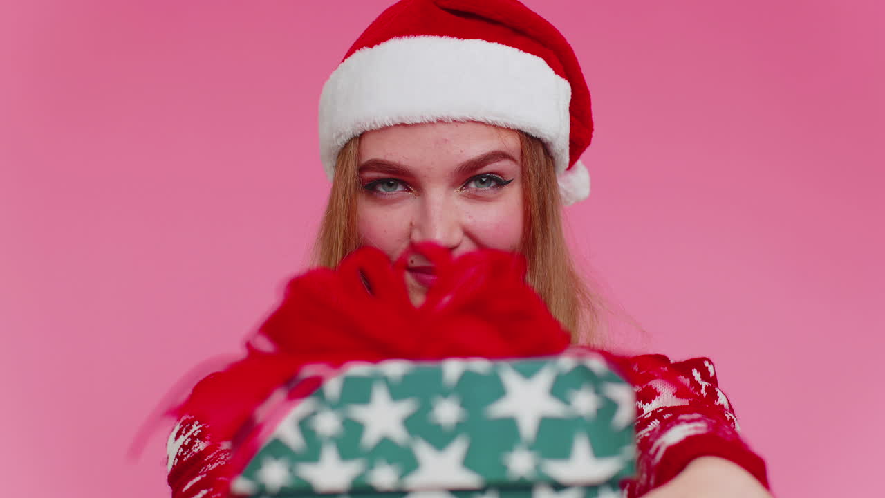 chica alegre en suéter de navidad rojo con ciervos presentando caja de regalos de navidad, compras venta de vacaciones