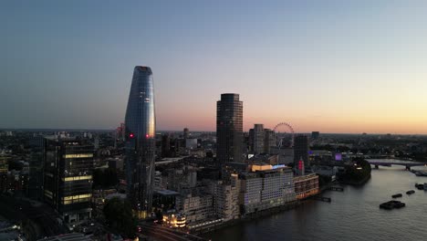 Grúa-En-Ascenso-Disparó-Sobre-La-Vista-Aérea-De-Drones-Al-Atardecer-De-La-Ciudad-De-Londres