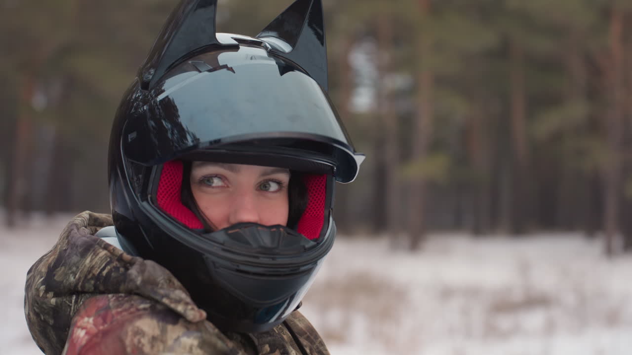 Hevesli sürücü açık hava keşif gezisi sonrası ışıldıyor. Neşeli motosikletçi, açık hava yolculuğu sonrası parlak bir gülümseme sergiliyor. Coşkulu off-road tutkunu, harika bir açık hava gezisinin ardından neşeyle ışıltılı bir sırıtış gösteriyor.