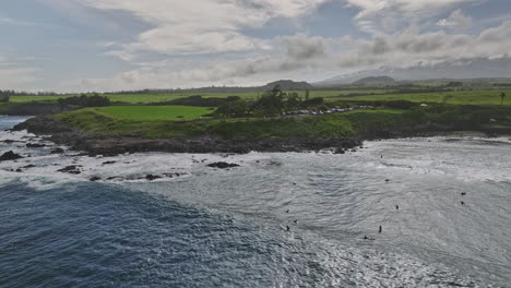 Maui-Hawaii-Aerial-V34-Flyover-Ho&#39;okipa-Lookout,-Aufnahme-Eines-Weißen-Sandstrandparks-Mit-Wellen,-Die-An-Die-Felsige-Küste-Krachen,-Und-Wunderschöner-Aussicht-Auf-Den-Pazifischen-Ozean-–-Aufgenommen-Mit-Mavic-3-Cine-–-Dezember-2022