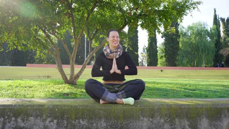 Profesor-De-Yoga-Riendo-Mirando-Y-Hablando-Amistoso