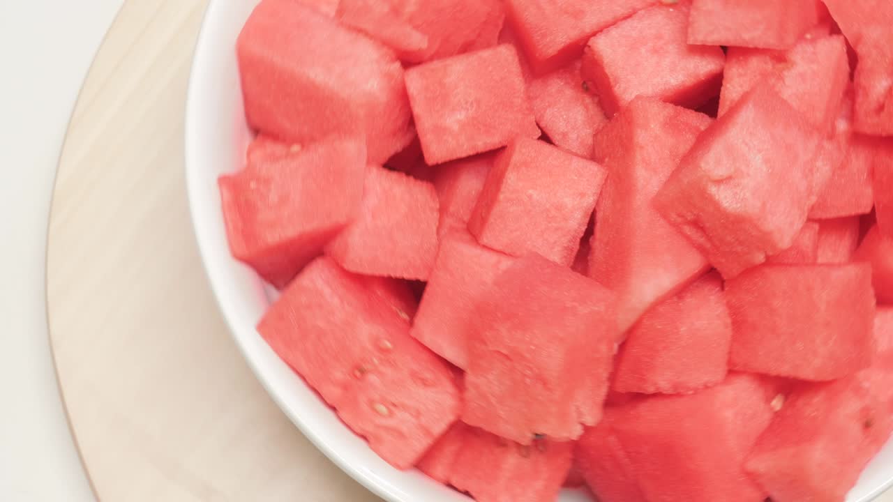 나무 턴테이블 에 세라 봉급 그 에 수박 의 새 눈