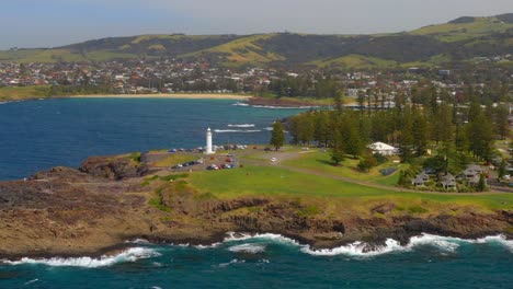 Kiama-Lighthouse-With-Seascape-And-Mountain-View-At-Daytime-In-Kiama,-NSW,-Australia