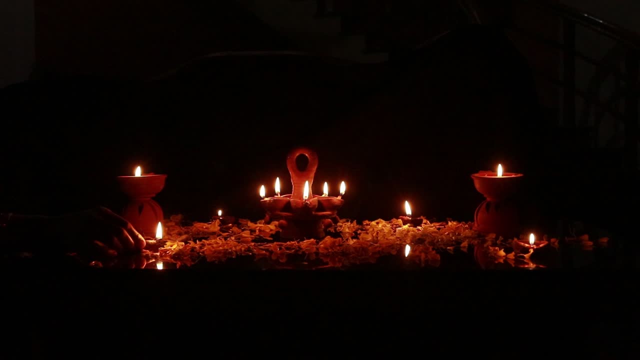 mesa decorada y puesta con lámparas encendidas