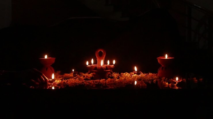 Tavolo decorato e apparecchiato, illuminato da lampade