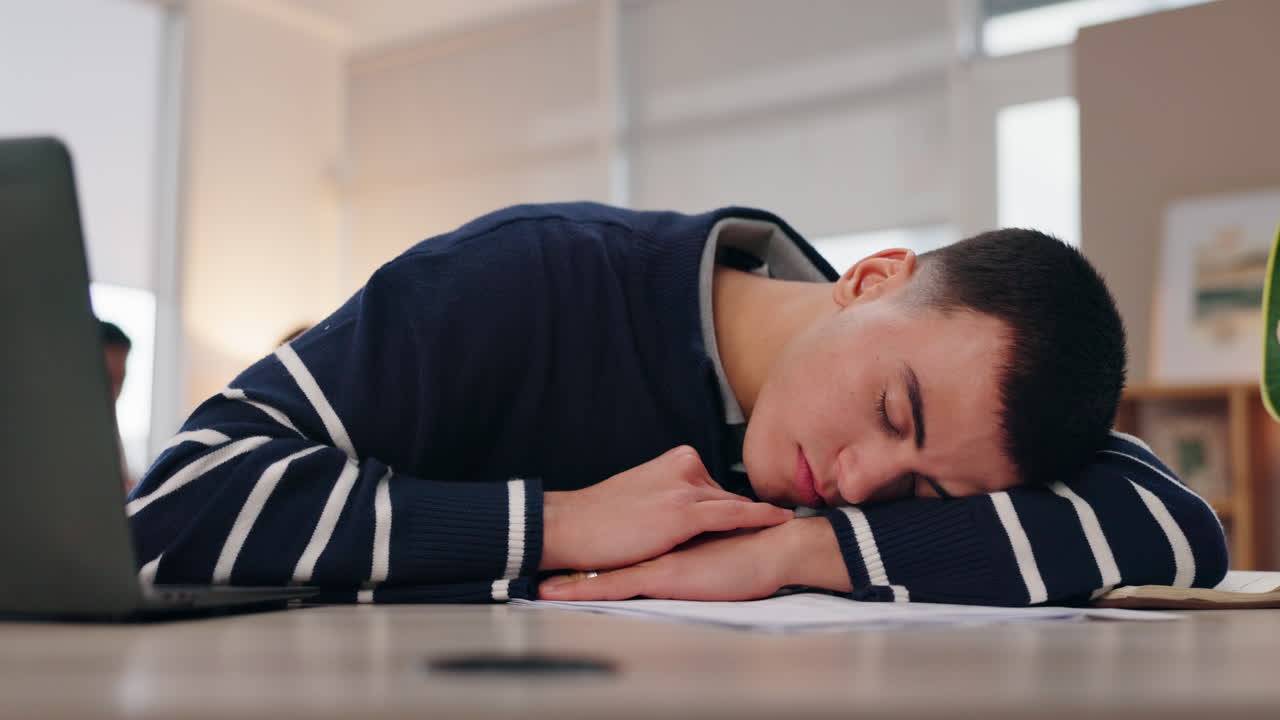 책상 에서 자고 있는 피곤 한 학생