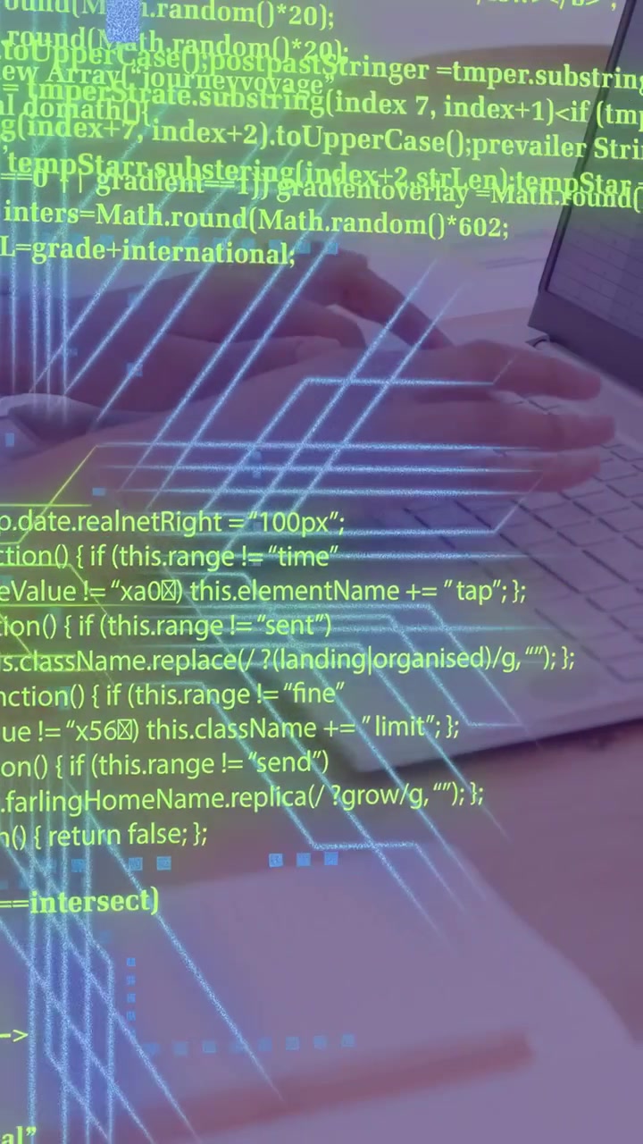Vertikal video: Kvinnelig utvikler skriver kode for en app, noe som får kretslinjer og datablokker til å intensiveres.