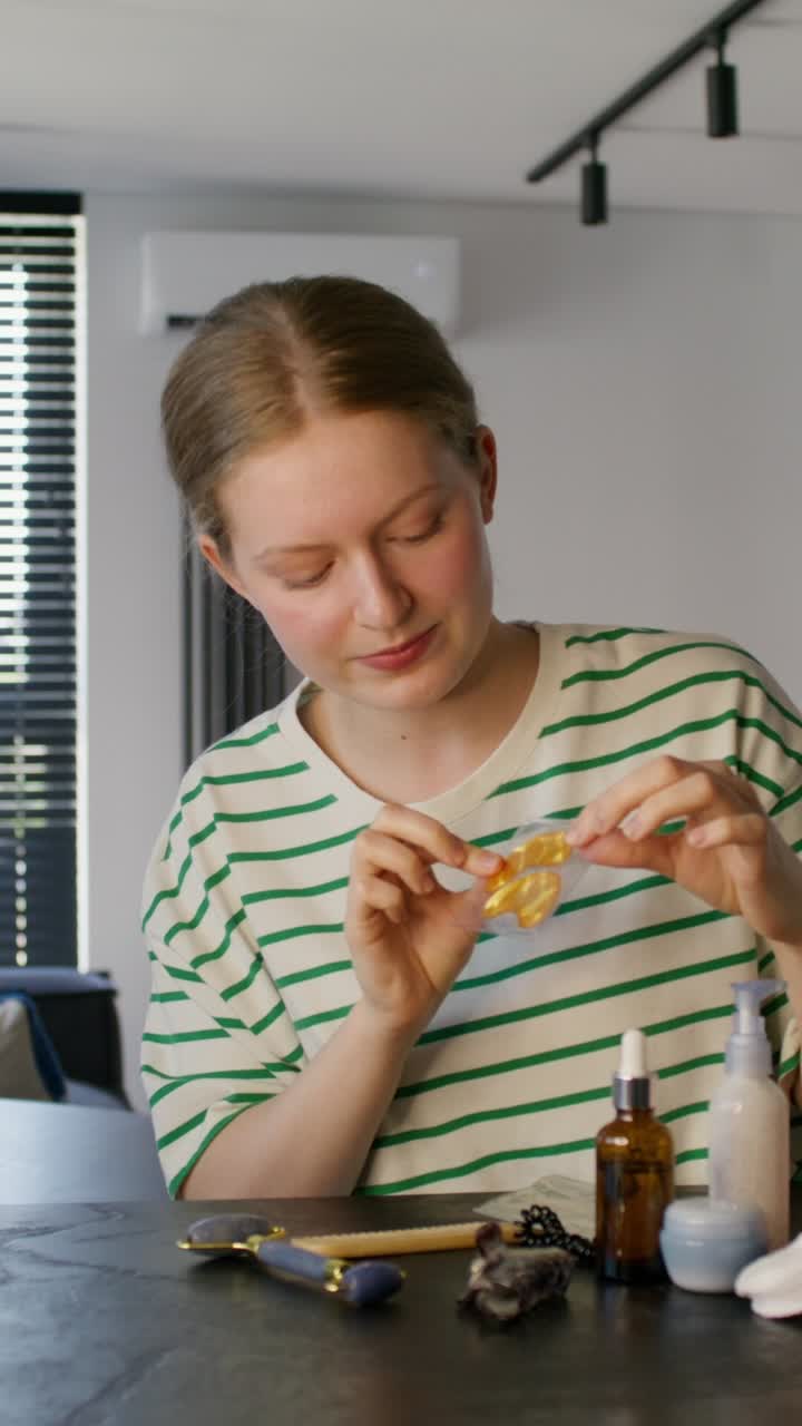joven aplicando una máscara de oro en la cara