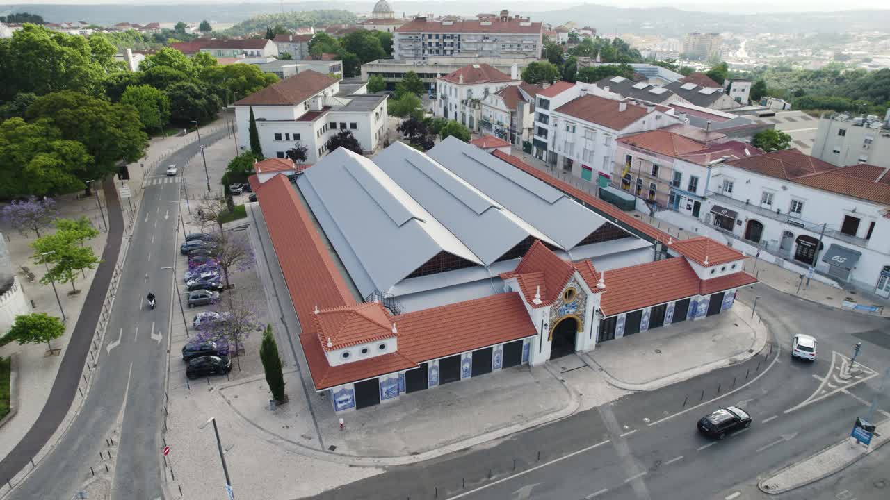 포르투갈 산타렘의 도로와 건물로 둘러싸인 산타렘 시장의 공중 사진