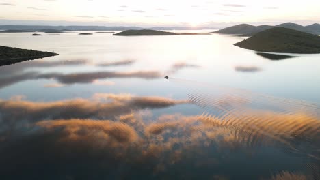 Un-Cielo-De-Nubes-E-Islas-Reflejadas-En-Mar-En-Calma