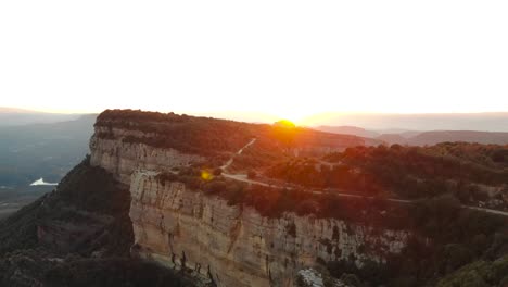 Antena:-Puesta-De-Sol-En-Las-Montañas,-Hora-Dorada