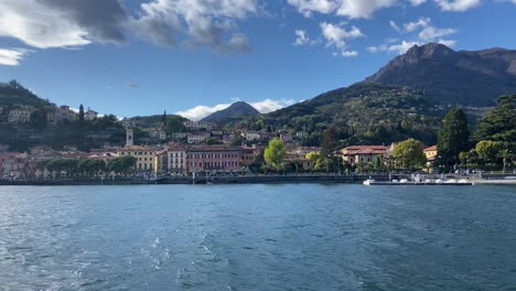 vista desde un barco de la aldea italiana de menaggio en la orilla del lago como