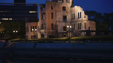 Edificio-De-La-Cúpula-Atómica-De-Hiroshima,-Tiro-Revelador-Inclinado-Desde-El-Río-Hiroshima