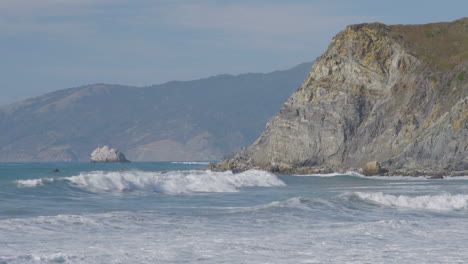 vista de la playa de las olas rompiendo a lo largo del acantilado de la playa de big sur california