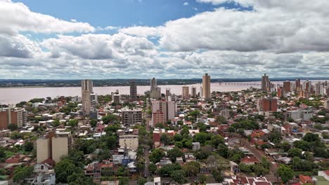 experimente el dinámico paisaje urbano de posadas, misiones, argentina, a través de un cautivador metraje de avión no tripulado.