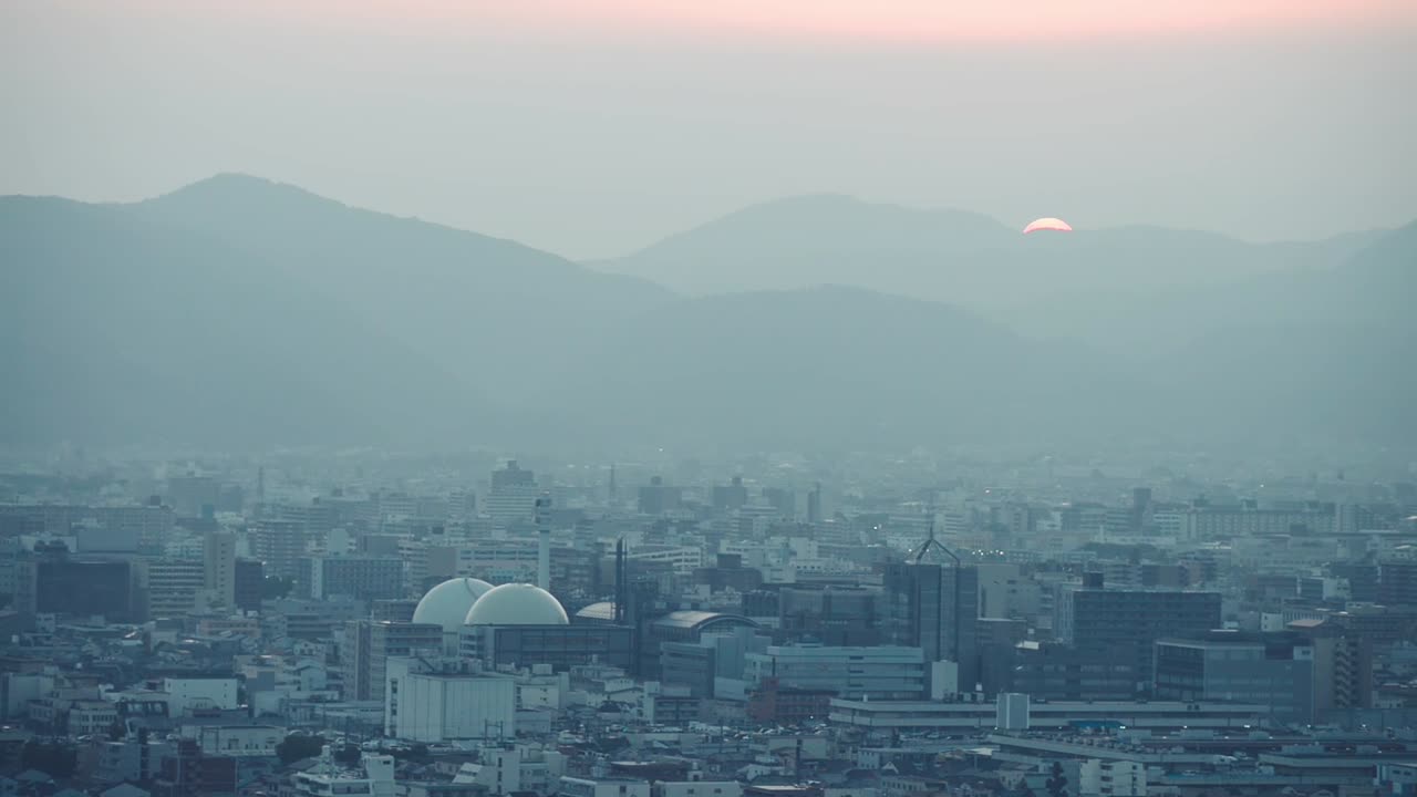 산 뒤에 사라지는 태양