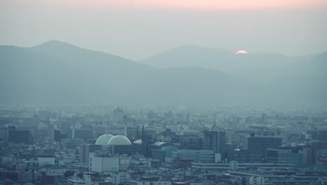 Sol-Desapareciendo-Detrás-De-Las-Montañas