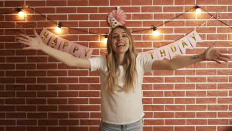 chica emocionada gritar feliz cumpleaños en la cámara en la habitación decorada